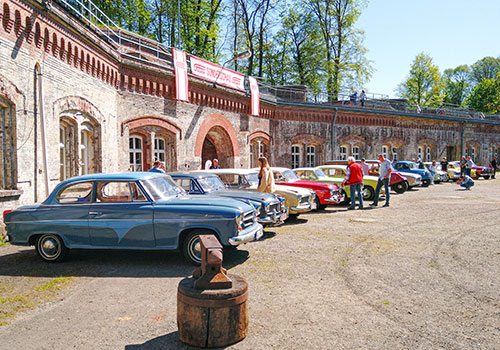 Fahrer von Pkw und Lieferwagen der Marke Goliath aus der Borgward-Gruppe trafen sich am 27.4.2025 in der Festung Grauer Ort an der Elbe bei Stade