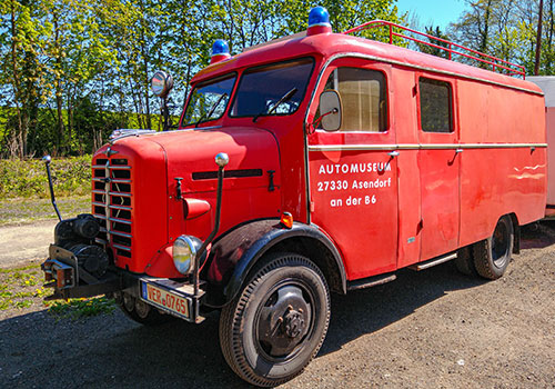 Fahrer von Pkw und Lieferwagen der Marke Goliath aus der Borgward-Gruppe trafen sich am 27.4.2025 in der Festung Grauer Ort an der Elbe bei Stade