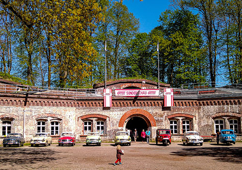 Fahrer von Pkw und Lieferwagen der Marke Goliath aus der Borgward-Gruppe trafen sich am 27.4.2025 in der Festung Grauer Ort an der Elbe bei Stade
